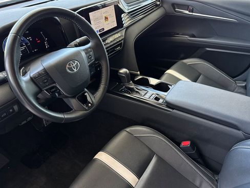 Used 2025 Toyota Camry SE FWD image 11