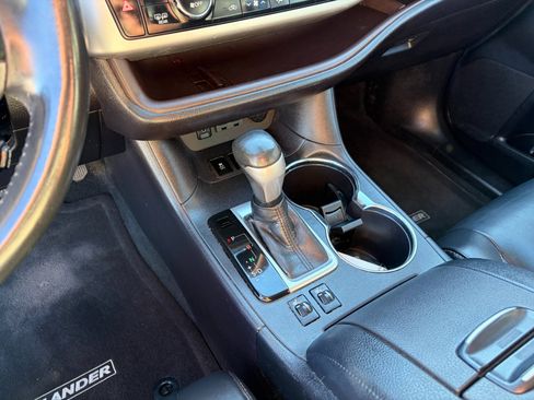 Used 2019 Toyota Highlander XLE image 23
