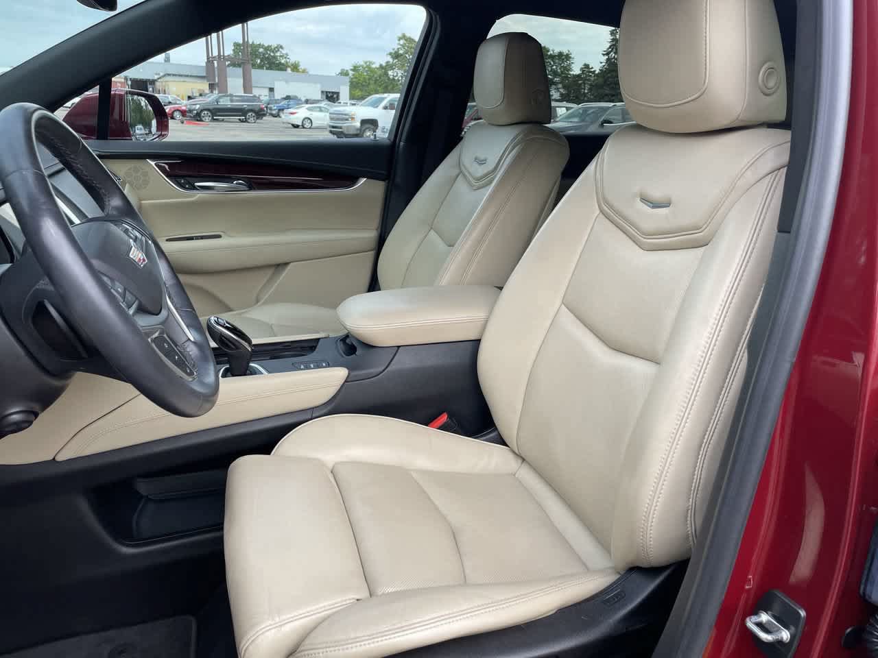 Used 2017 Cadillac XT5 Luxury w/ Driver Awareness Package AWD/4WD image 12