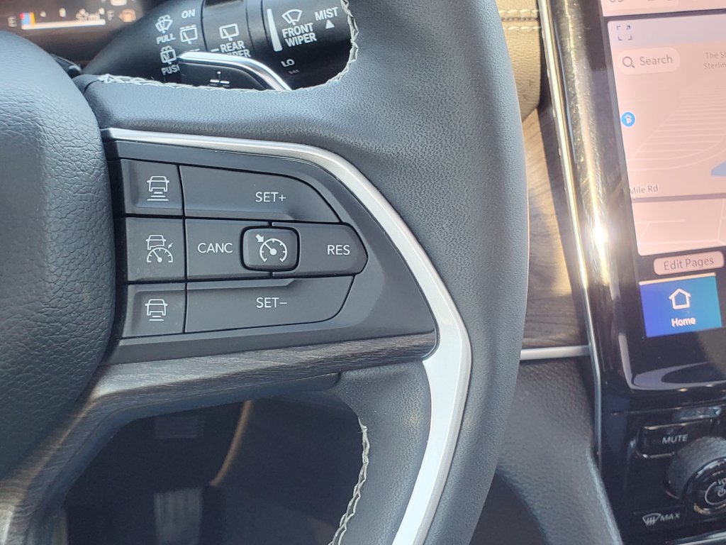 Used 2025 Jeep Grand Cherokee Limited w/ Luxury Tech Group II AWD/4WD image 12