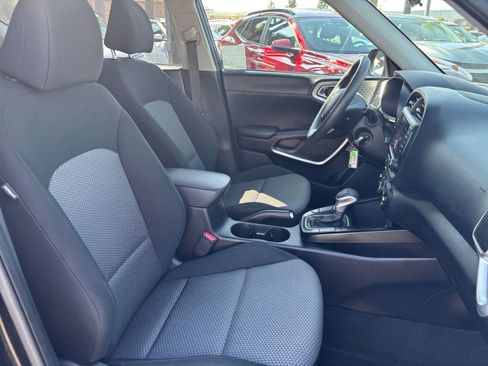 Used 2025 Kia Soul LX w/ LX Technology Package FWD image 34