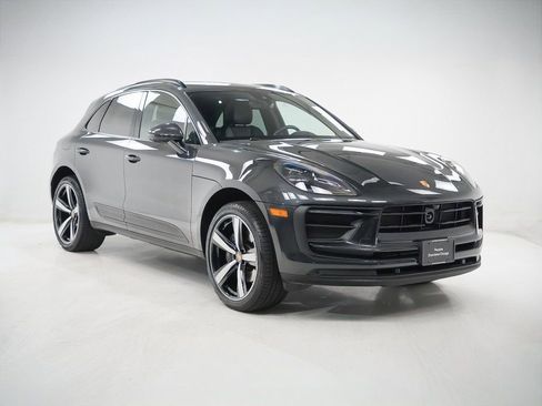 Certified 2025 Porsche Macan AWD/4WD image 8