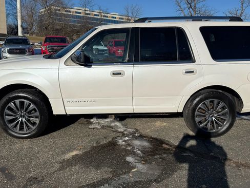 Used 2017 Lincoln Navigator Select image 5