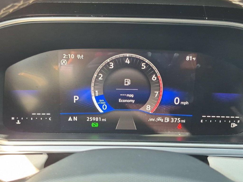 Used 2025 Volkswagen Taos SE AWD/4WD image 16