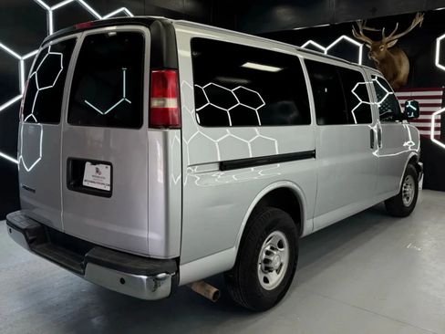 Used 2017 Chevrolet Express 2500 Van 3D image 5
