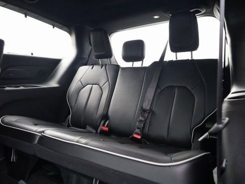 Used 2024 Chrysler Pacifica Limited w/ S Appearance Package image 32