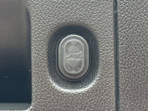 Used 2018 Chevrolet Tahoe Premier AWD/4WD image 19