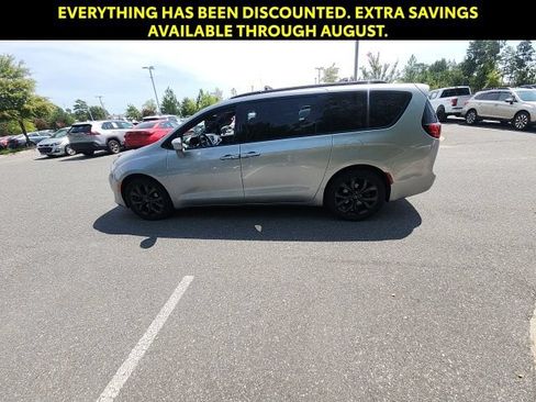 Used 2020 Chrysler Pacifica Touring-L w/ S Appearance Package FWD image 8