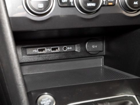 Used 2019 Volkswagen Tiguan SE image 18