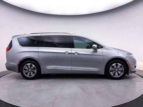 Used 2020 Chrysler Pacifica Limited w/ Advanced Safetytec Group FWD image 44