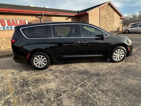 Used 2021 Chrysler Voyager L image 10