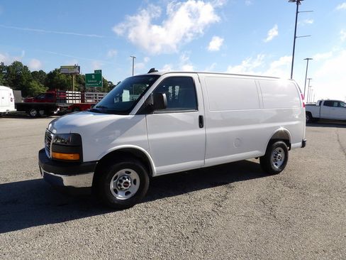 Used 2025 GMC Savana 2500 w/ Driver Convenience Package RWD image 3