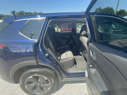 Used 2024 Nissan Rogue SV AWD/4WD image 23