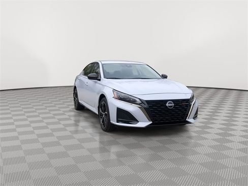 Certified 2025 Nissan Altima 2.5 SR image 2