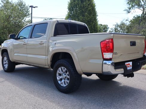 Used 2017 Toyota Tacoma SR5 w/ Tow Package RWD image 9
