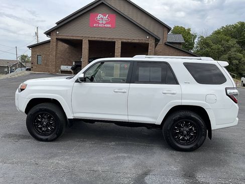 Used 2015 Toyota 4Runner SR5 w/ Four Season Floor Mat Package AWD/4WD image 2