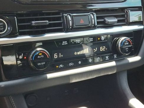 Used 2023 Nissan Pathfinder SL AWD/4WD image 17
