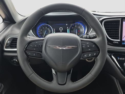 Used 2025 Chrysler Pacifica Limited FWD image 9