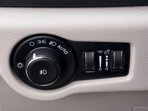 Used 2022 Chrysler Pacifica Touring-L FWD image 18