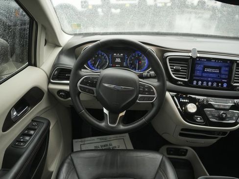 Used 2017 Chrysler Pacifica Touring-L image 23