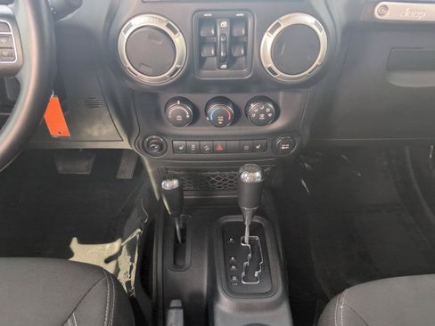 Used 2017 Jeep Wrangler Unlimited Sahara w/ Connectivity Group AWD/4WD image 14