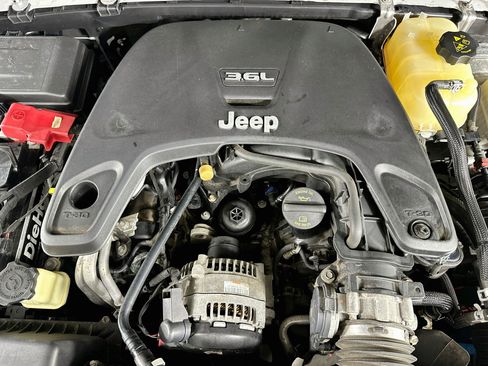 Used 2018 Jeep Wrangler Unlimited Sahara w/ Dual Top Group AWD/4WD image 32