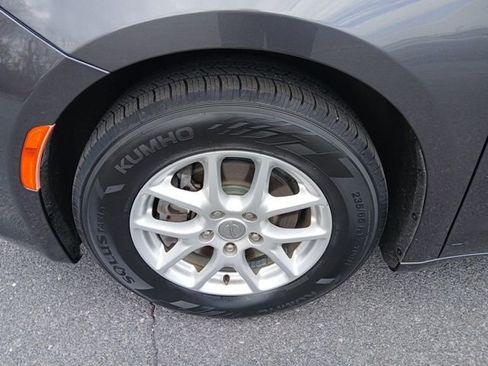 Used 2020 Chrysler Pacifica Touring-L image 2