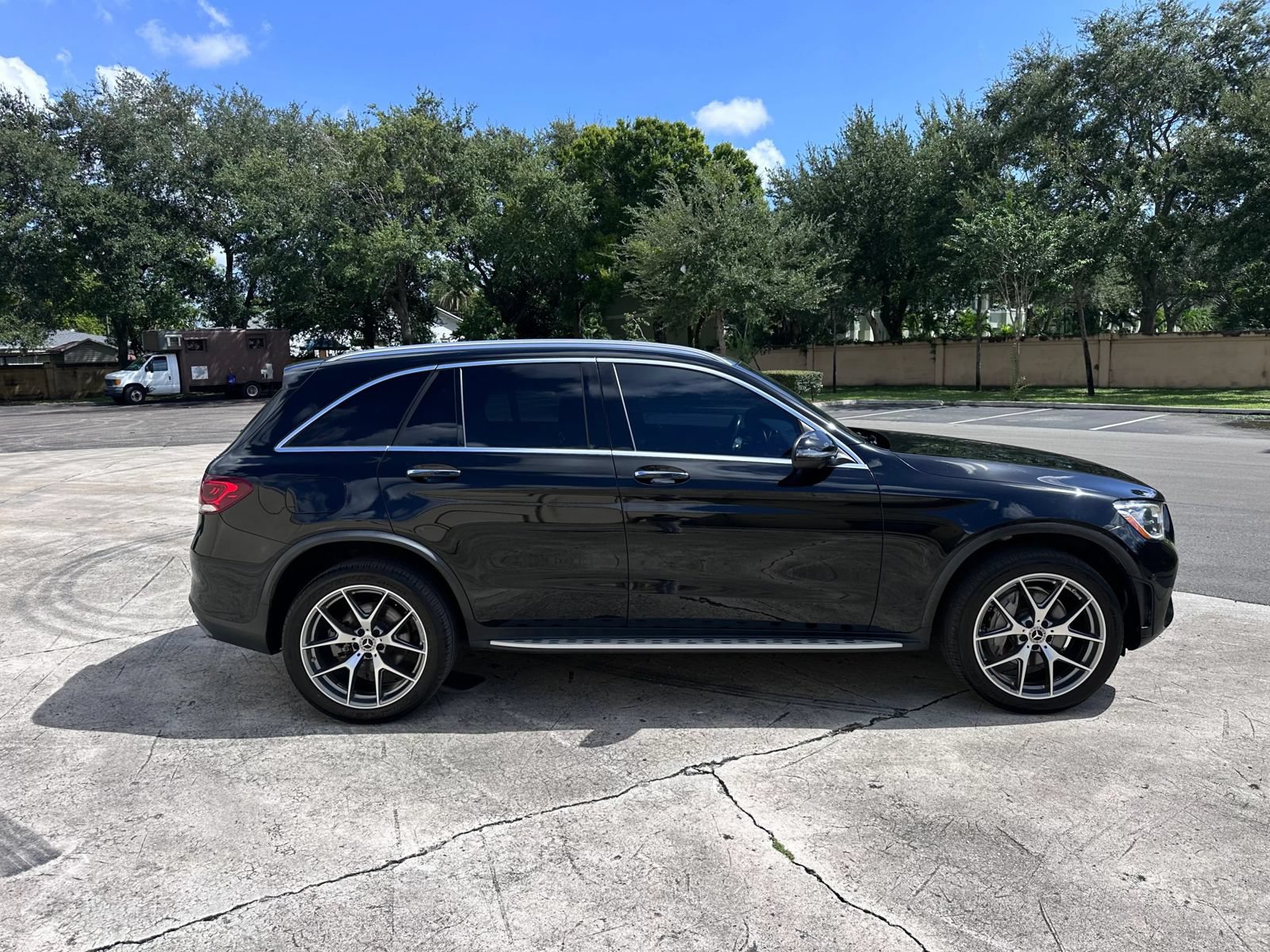Used 2021 Mercedes-Benz GLC 300 4MATIC w/ AMG Line image 4