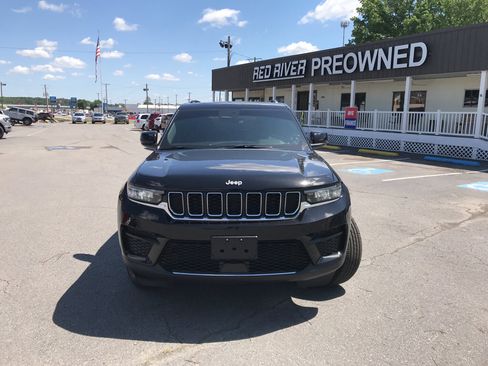 Used 2025 Jeep Grand Cherokee Laredo X AWD/4WD image 2