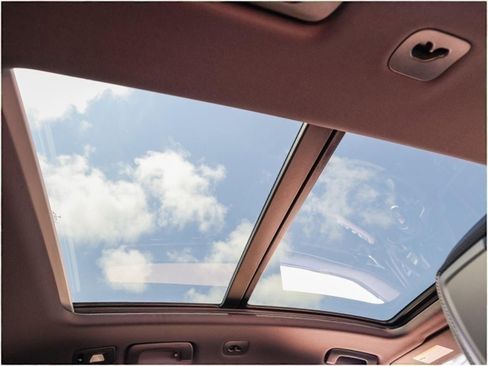 Certified 2025 Porsche Macan image 29