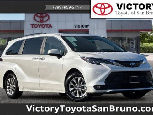 Certified 2025 Toyota Sienna XLE FWD image 1