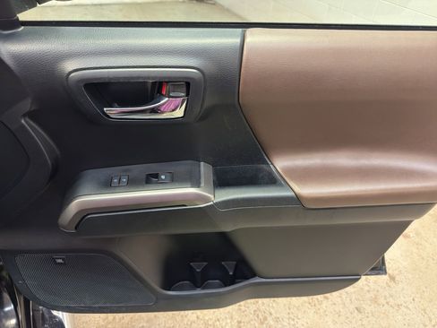 Used 2016 Toyota Tacoma Limited w/ Towing Package image 20