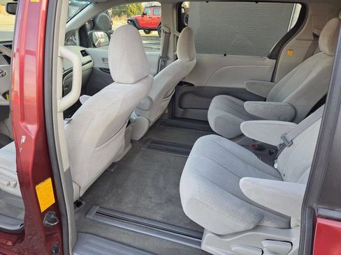 Used 2011 Toyota Sienna LE image 13