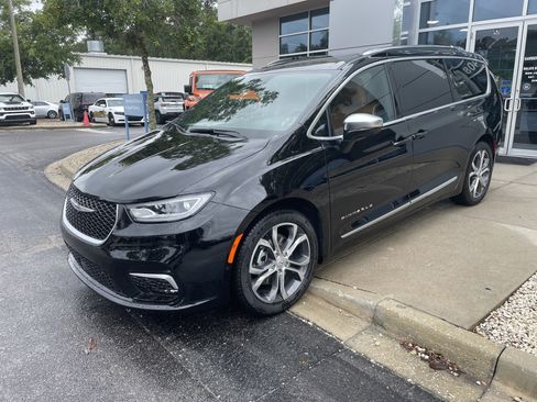 New 2026 Chrysler Pacifica Pinnacle image 3