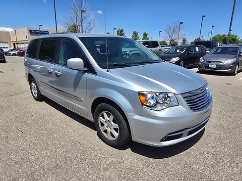 Used 2011 Chrysler Town & Country Touring FWD image 17