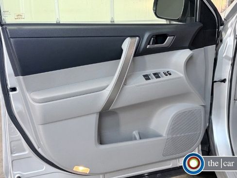 Used 2013 Toyota Highlander SE image 12