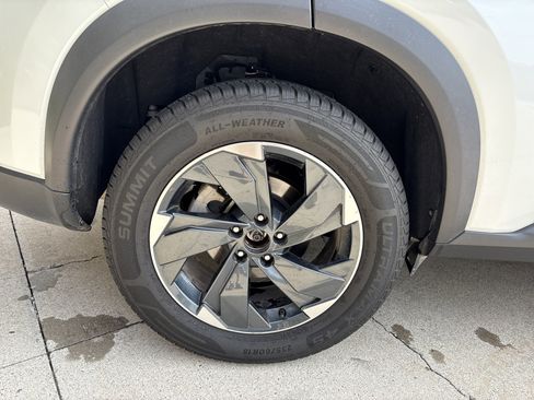 Used 2024 Nissan Rogue SV image 36