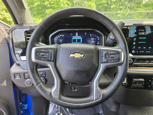 Used 2025 Chevrolet Silverado 1500 LT AWD/4WD image 16
