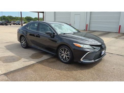 Used 2022 Toyota Camry XLE image 2