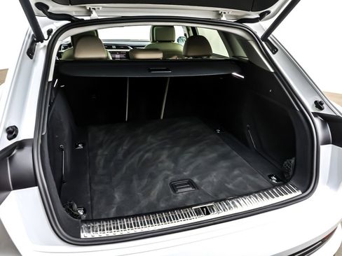 Used 2022 Audi e-tron Premium w/ Convenience Plus Package image 24