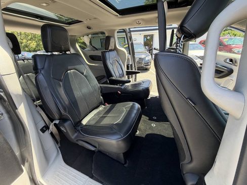 Used 2018 Chrysler Pacifica Limited FWD image 31