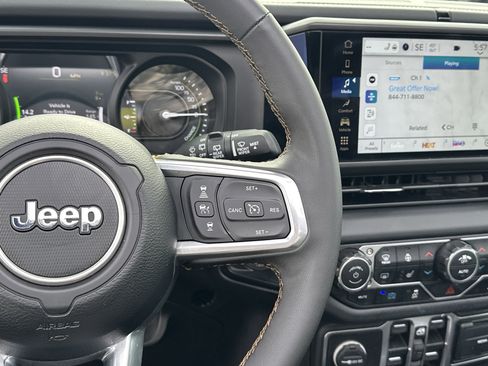 Used 2024 Jeep Wrangler Sahara image 28