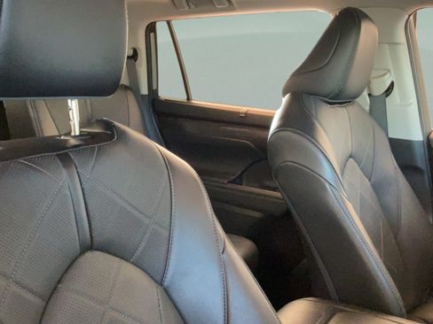 Used 2022 Toyota Highlander Platinum FWD image 35