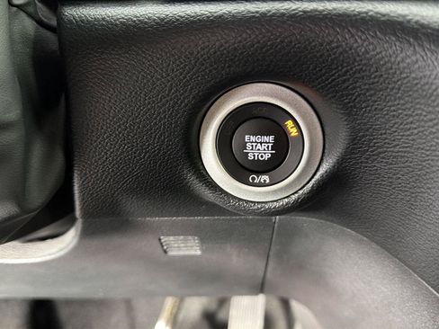 Used 2025 Chrysler Pacifica Select FWD image 24
