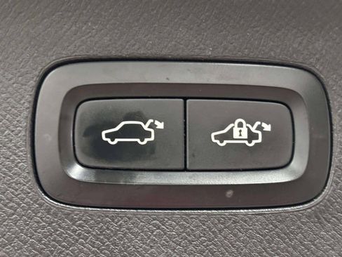 Used 2016 Volvo XC90 T6 Momentum w/ Momentum Plus Package AWD/4WD image 7