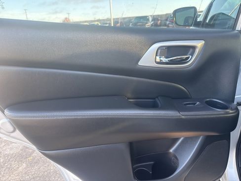 Used 2020 Nissan Pathfinder SV w/ Cargo Package image 21