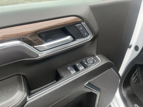 Used 2025 Chevrolet Silverado 1500 LT image 11