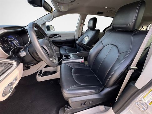 Certified 2024 Chrysler Pacifica Touring-L image 25