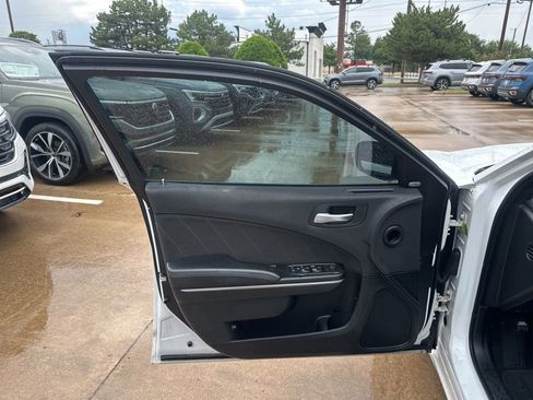 Used 2016 Dodge Charger SXT RWD image 12