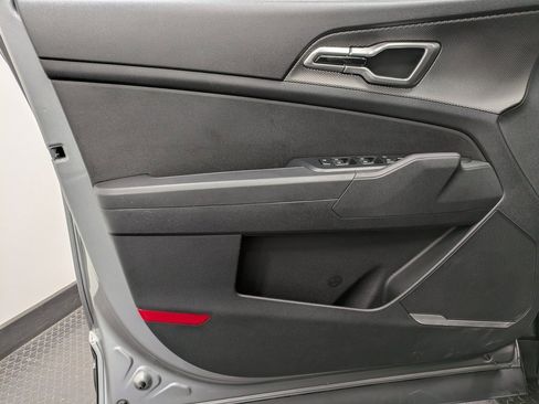 Used 2025 Kia Sportage LX image 8